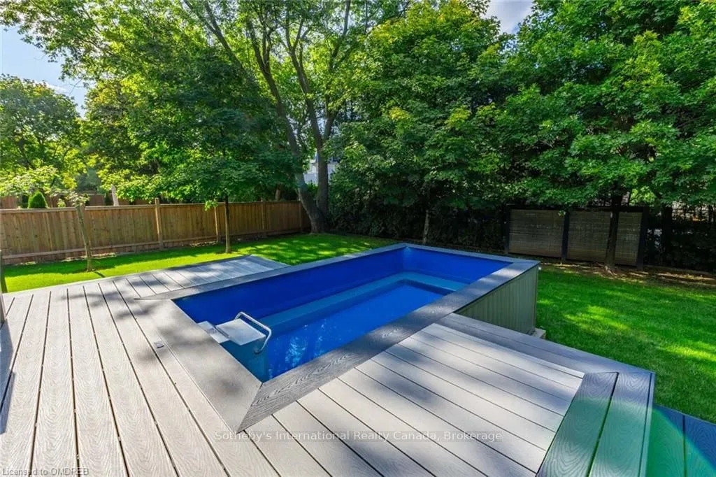 8 THORNHILL Avenue