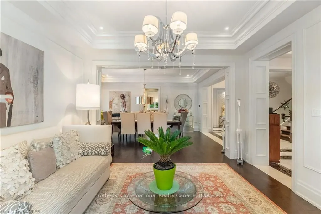 8 THORNHILL Avenue