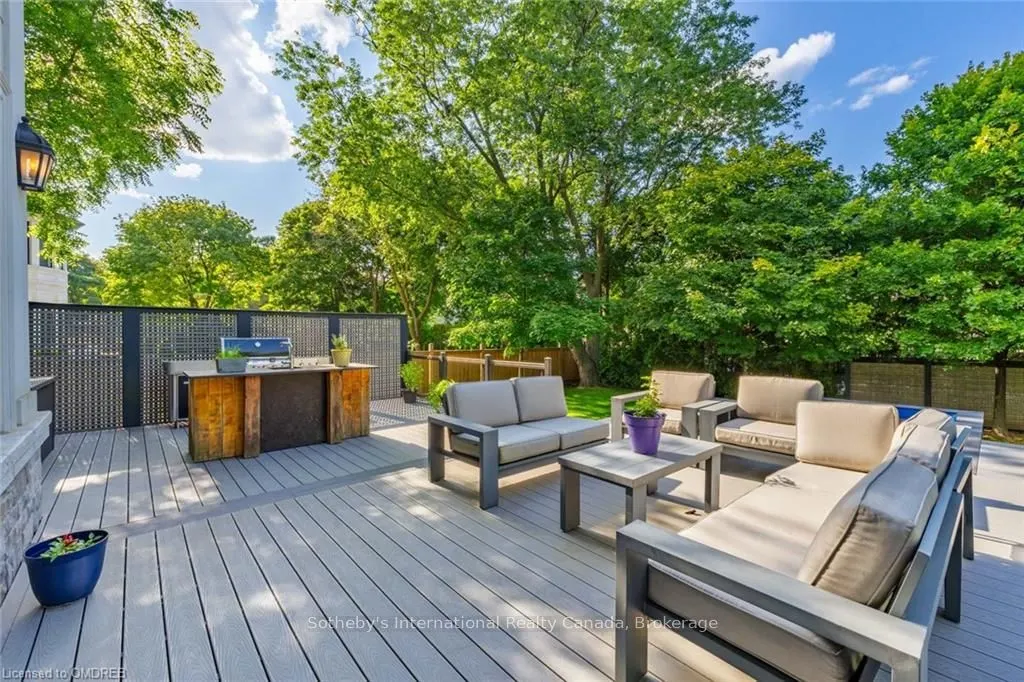 8 THORNHILL Avenue