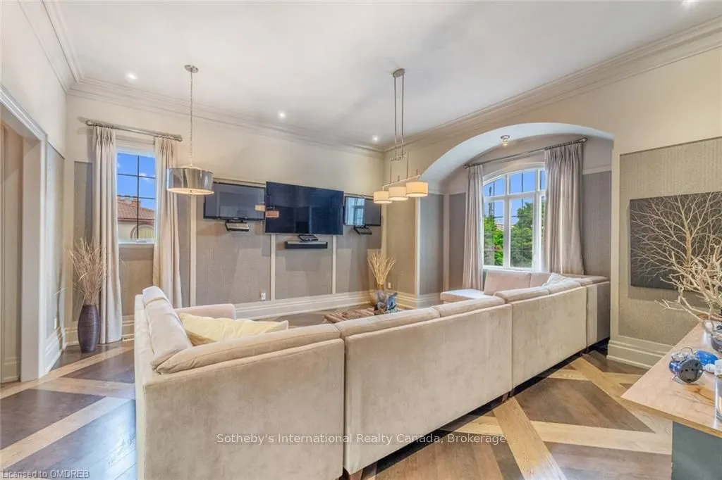 8 THORNHILL Avenue