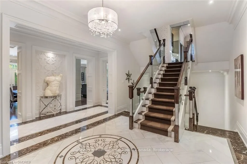 8 THORNHILL Avenue