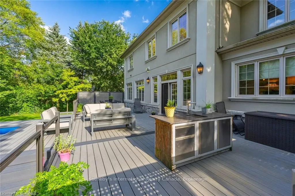 8 THORNHILL Avenue