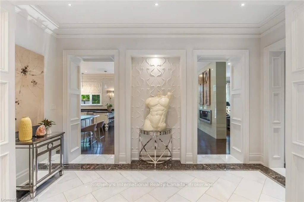 8 THORNHILL Avenue