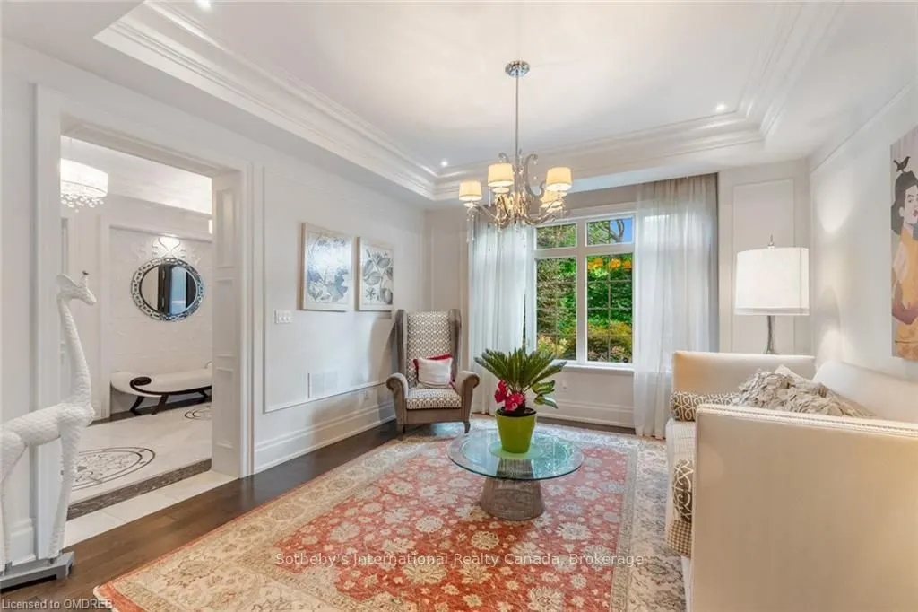 8 THORNHILL Avenue