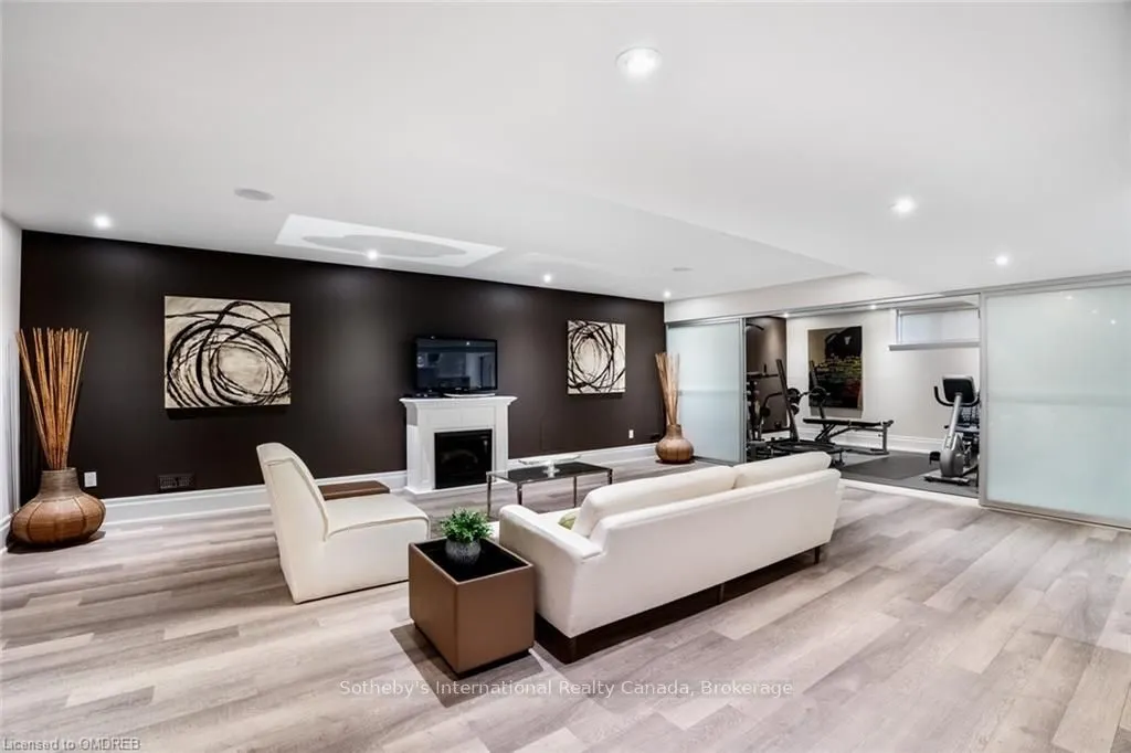 8 THORNHILL Avenue