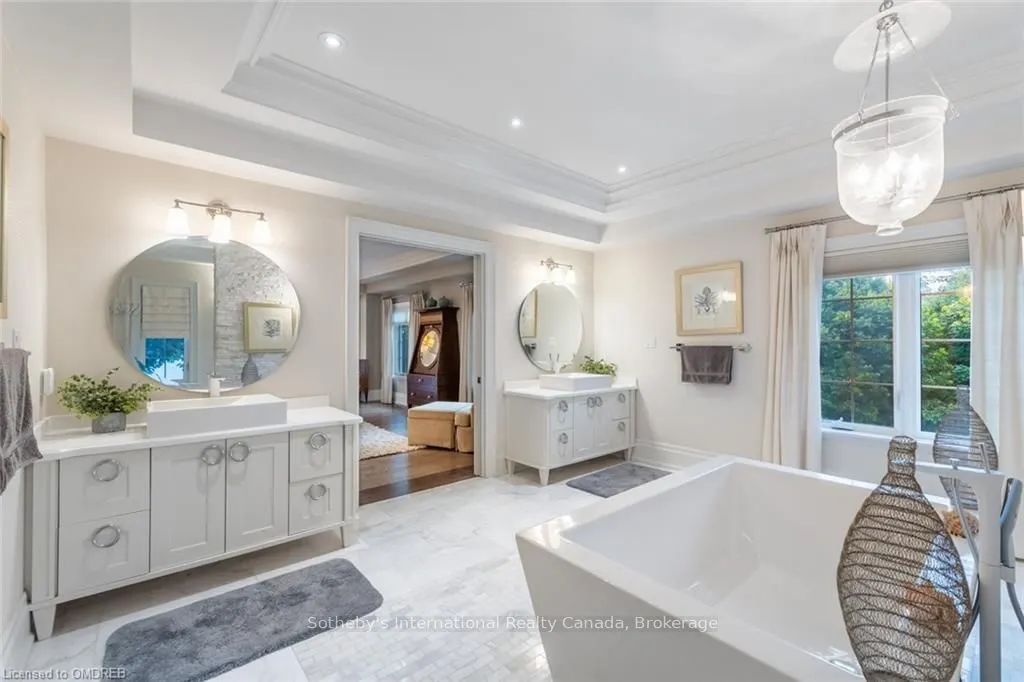 8 THORNHILL Avenue