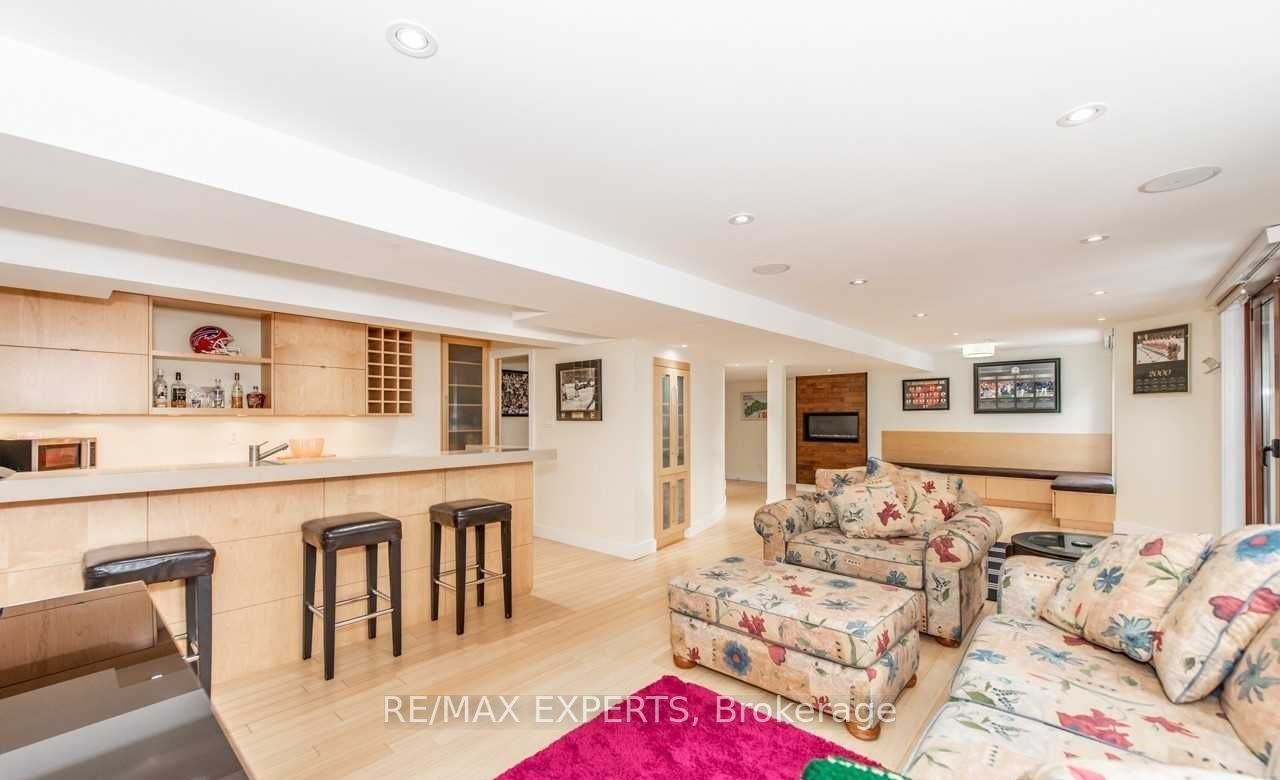 94 Royview Crescent