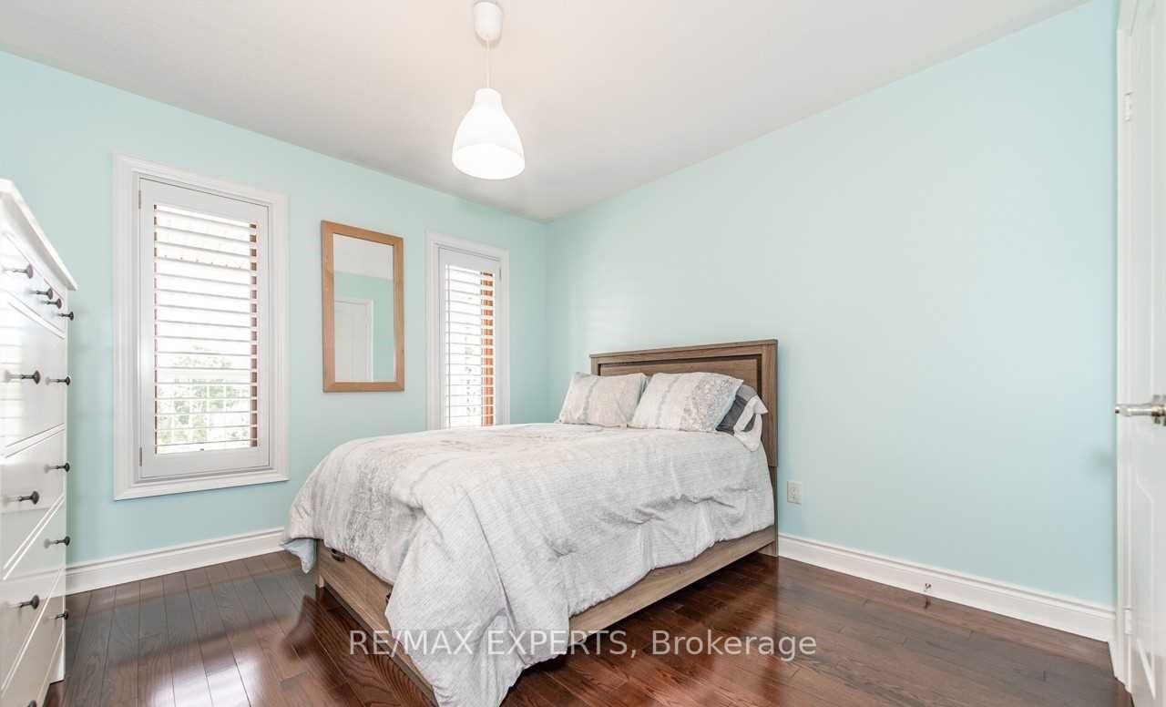 94 Royview Crescent