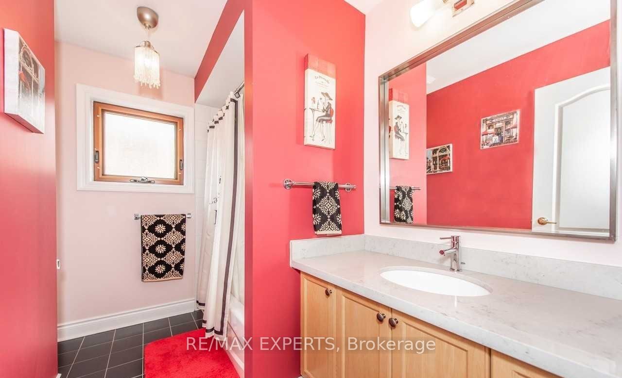 94 Royview Crescent