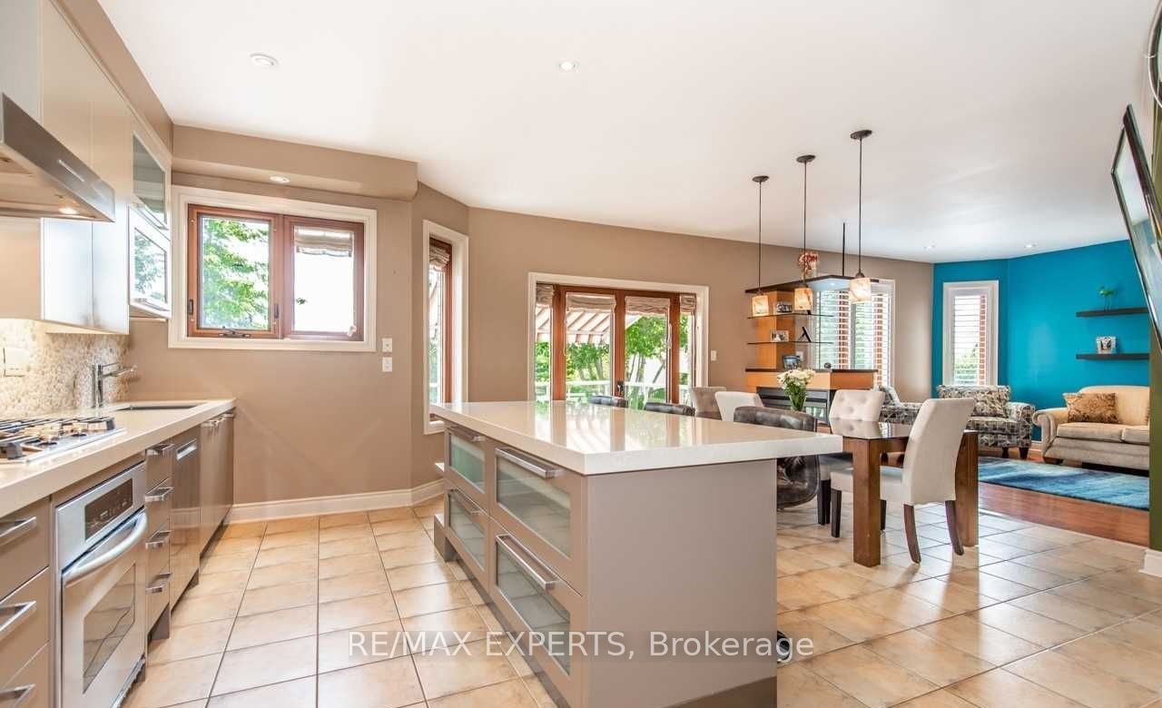 94 Royview Crescent
