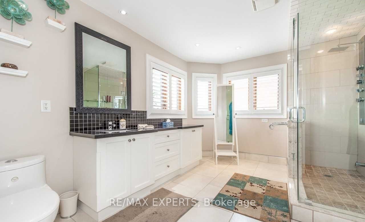 94 Royview Crescent