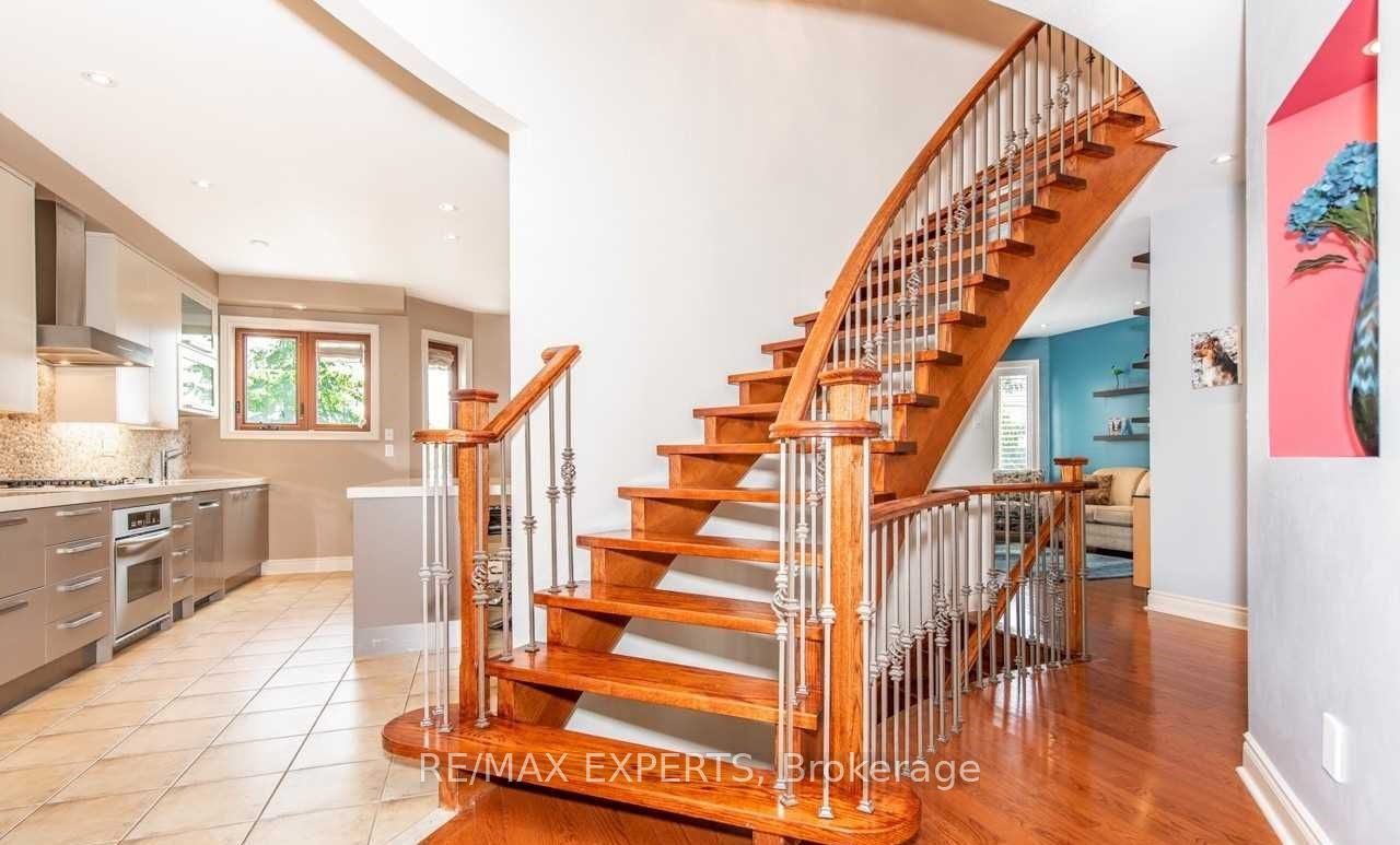 94 Royview Crescent