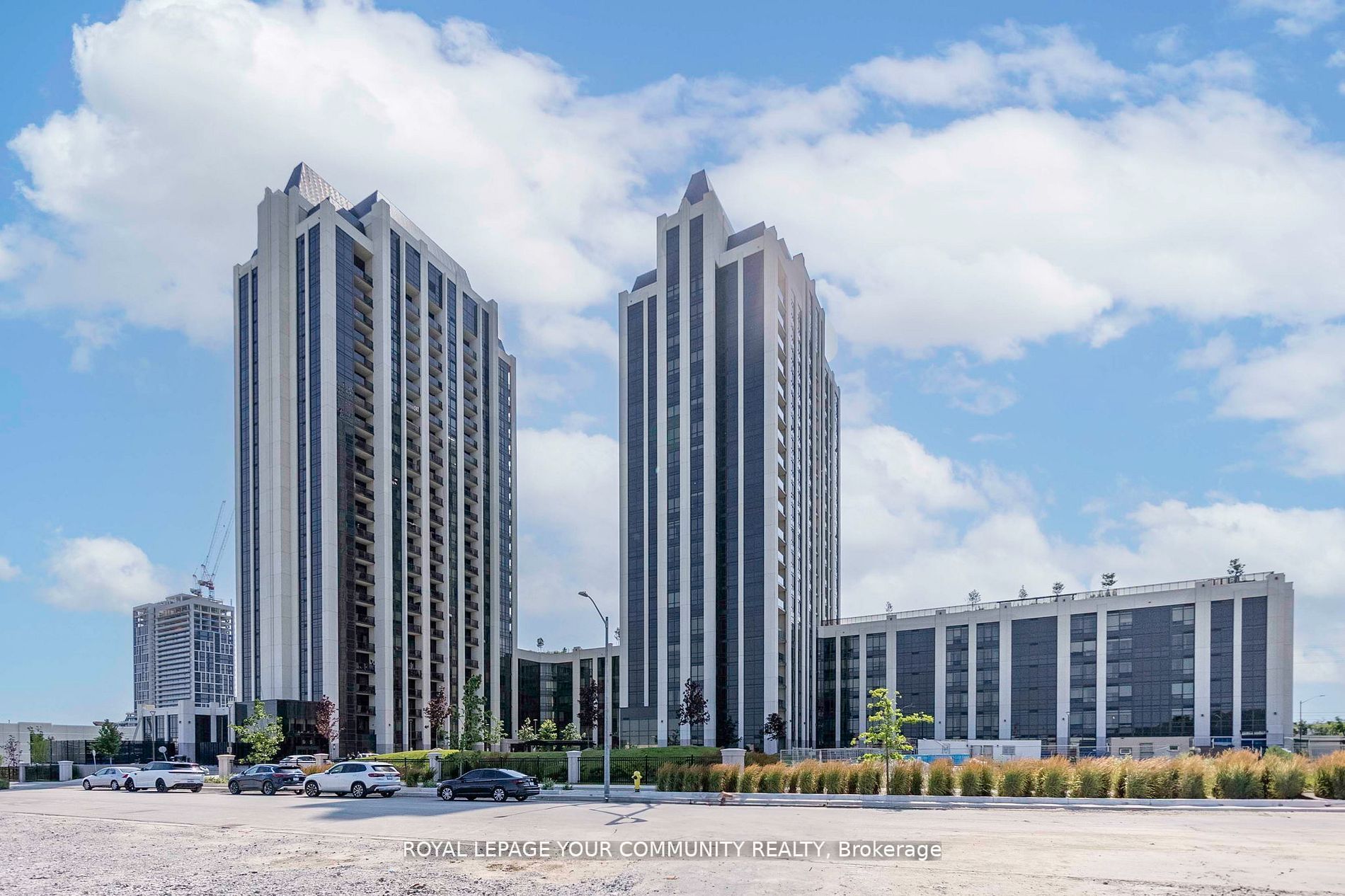 9085 Jane Street, #522