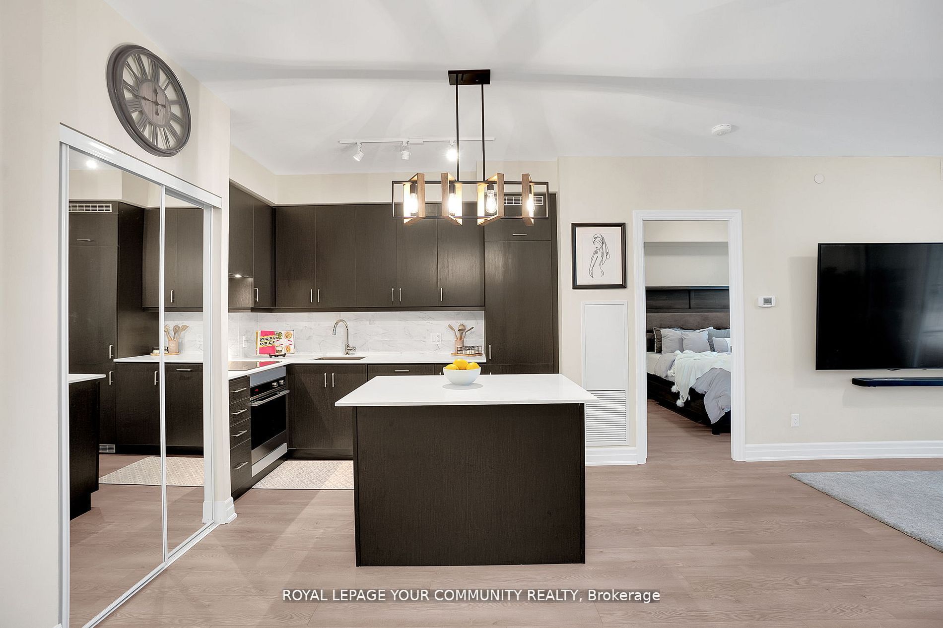9085 Jane Street, #522