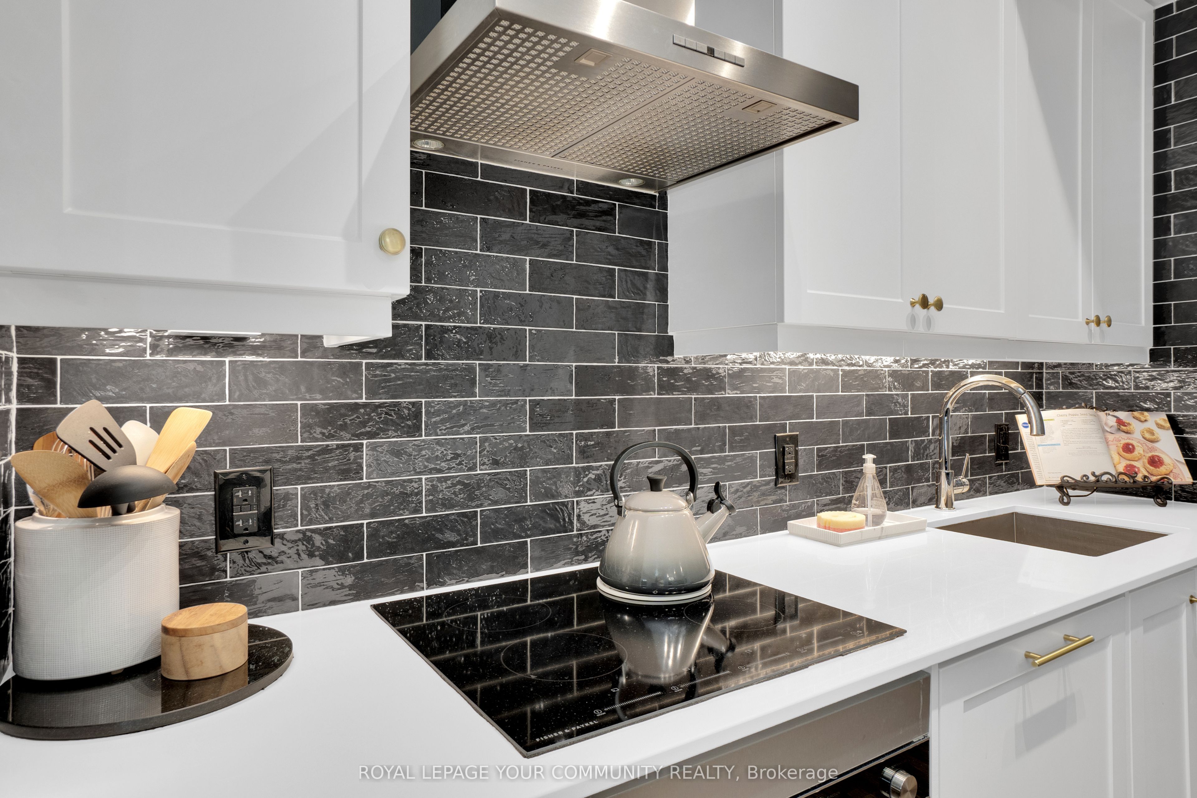 9085 Jane Street #523
