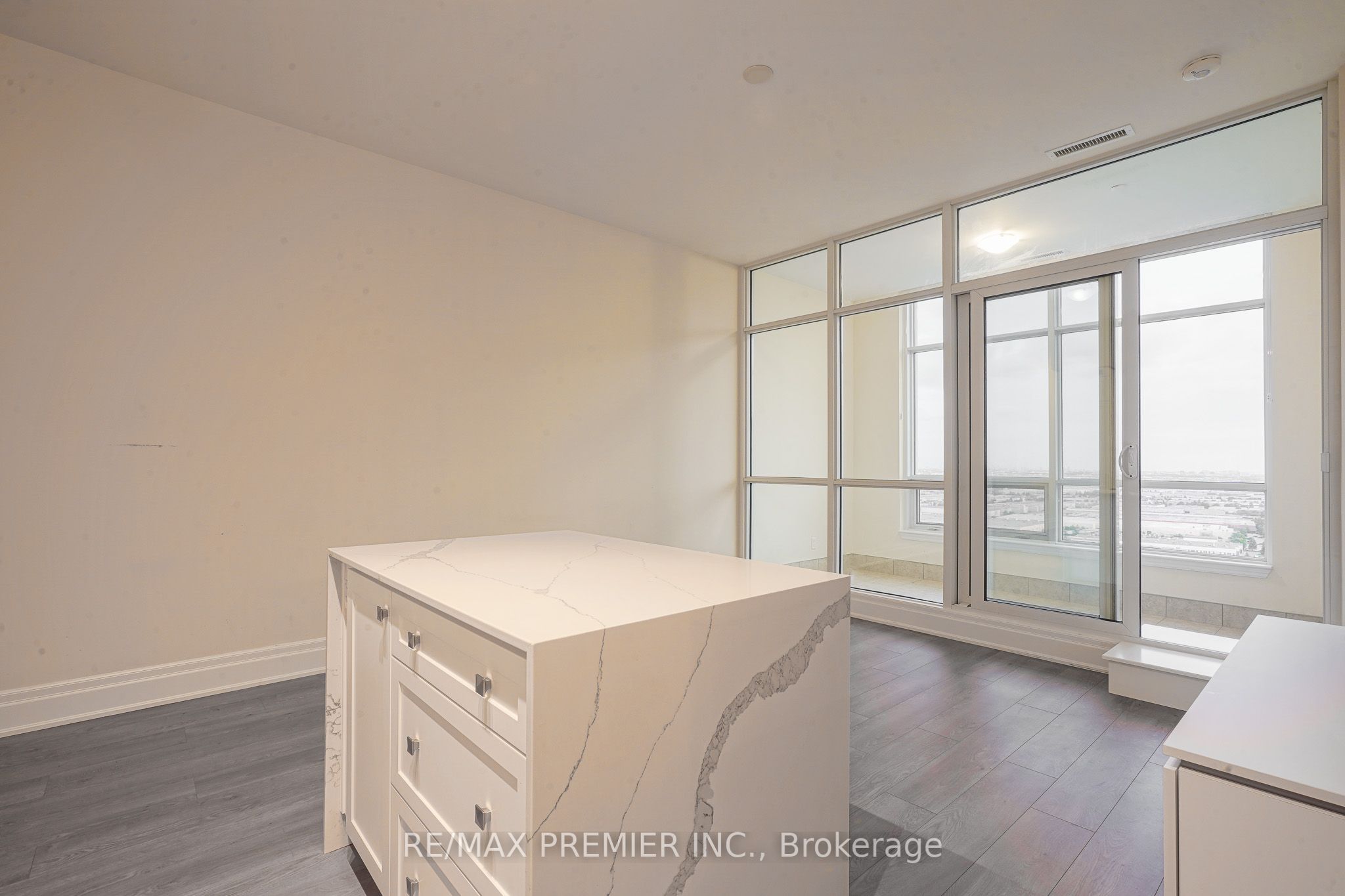 9075 Jane Street, #PH06