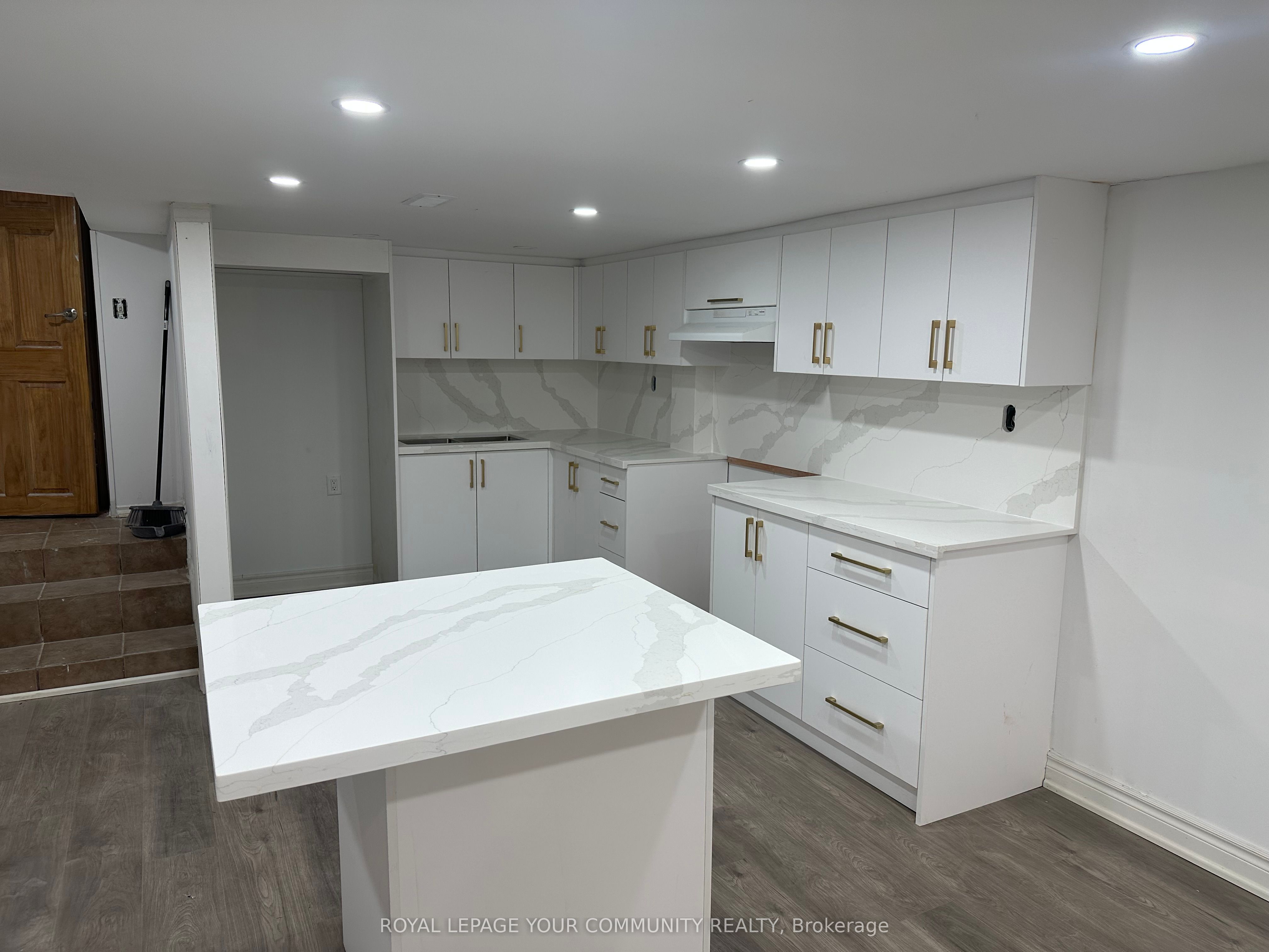 20015 Bathurst Street