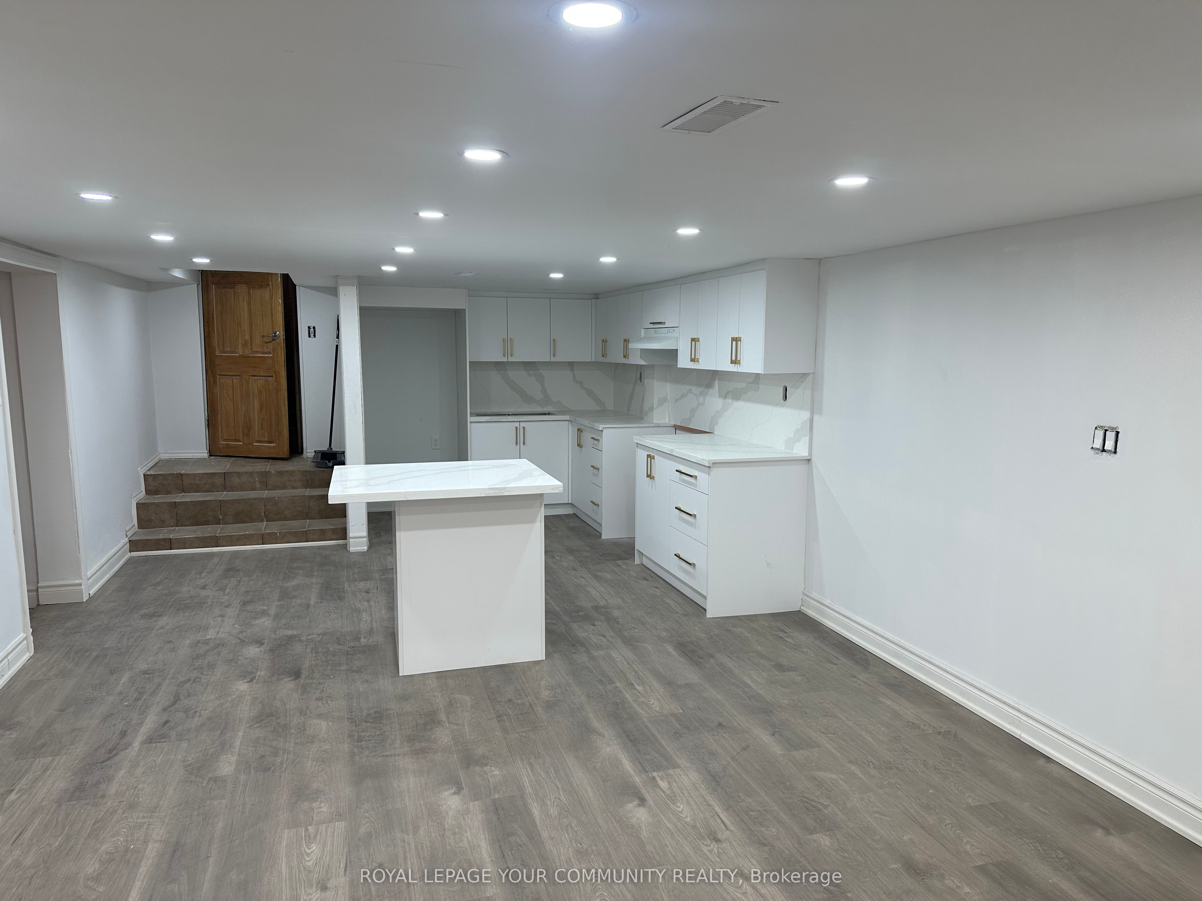 20015 Bathurst Street
