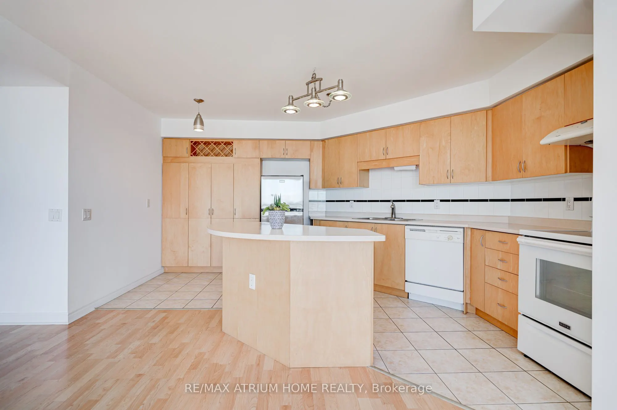 9015 Leslie Street, #910