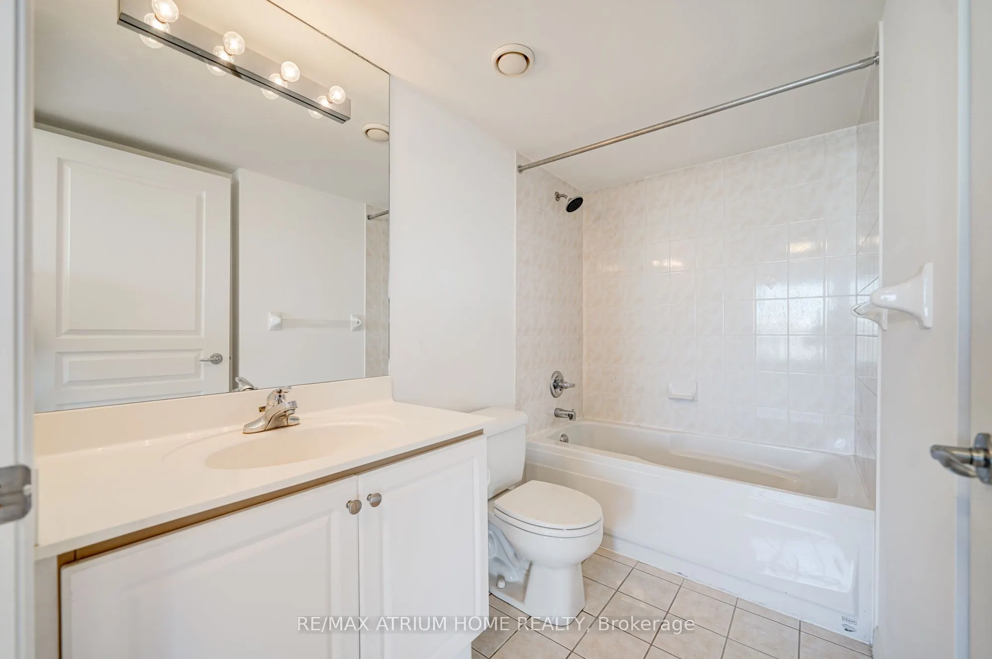 9015 Leslie Street, #910