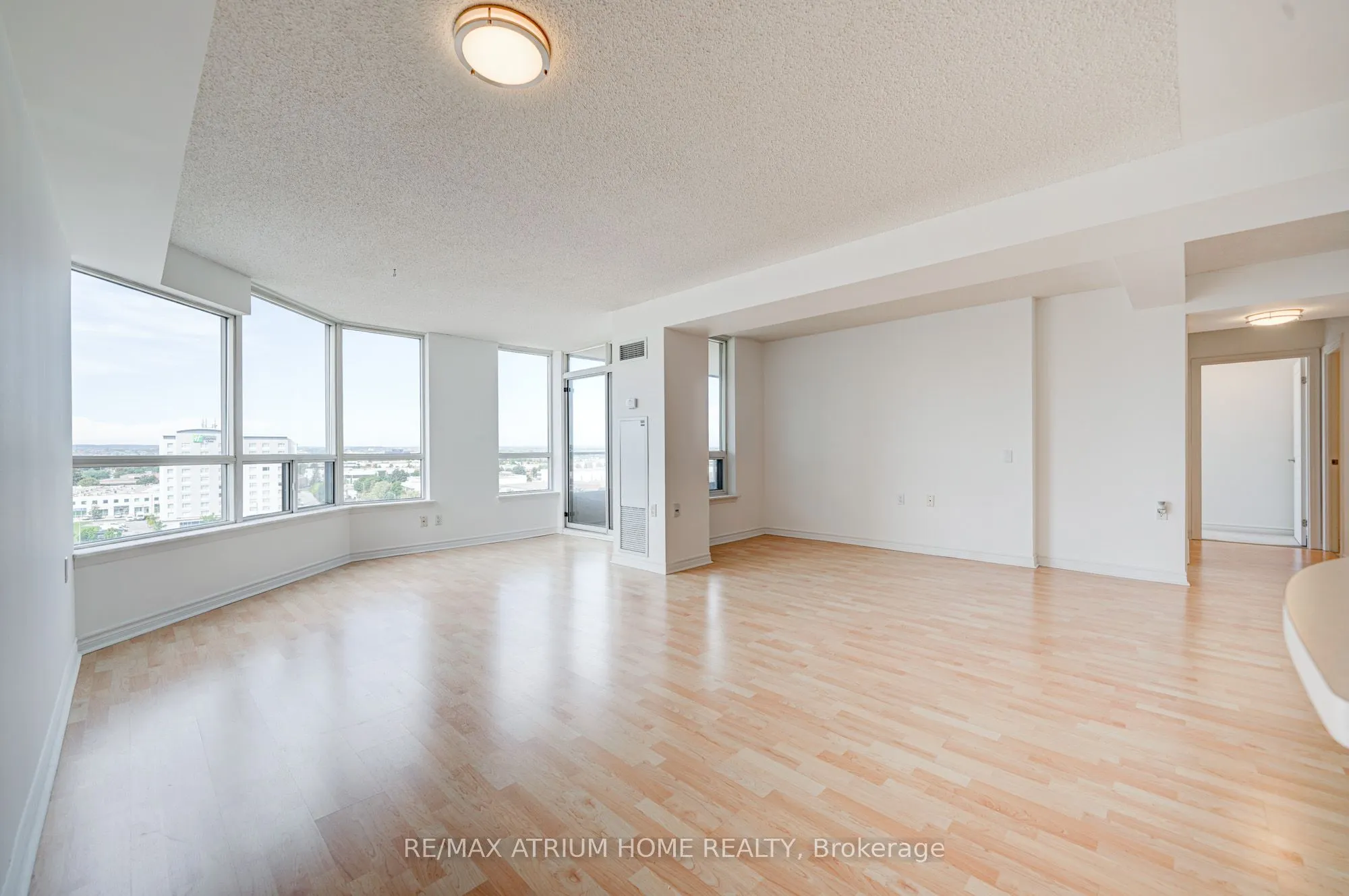 9015 Leslie Street, #910