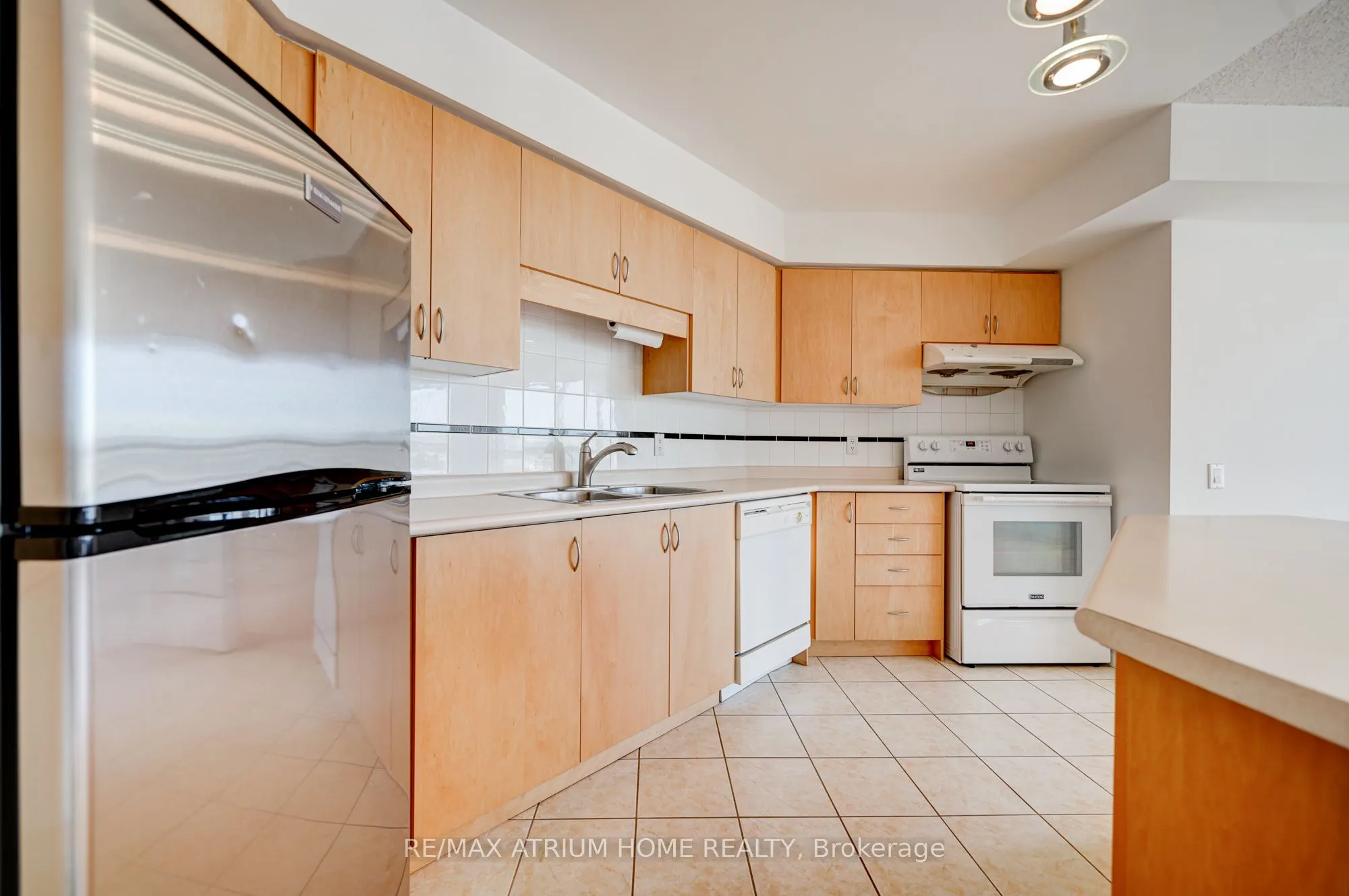 9015 Leslie Street, #910