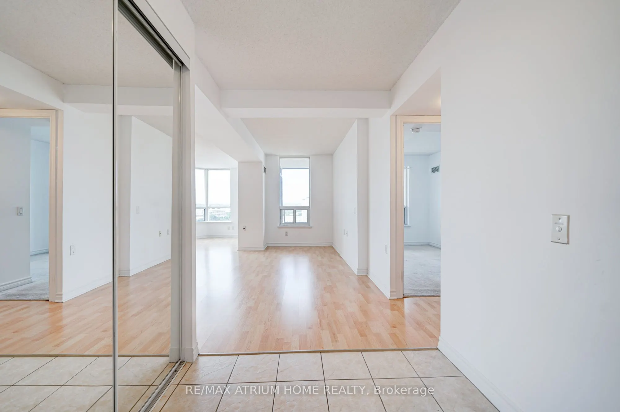 9015 Leslie Street, #910