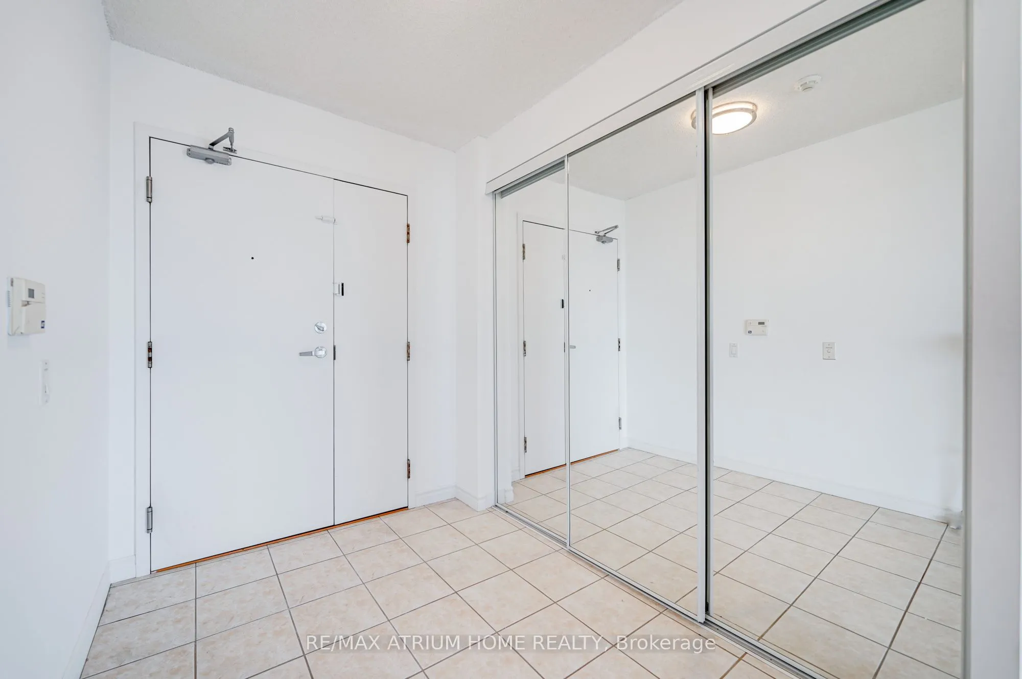 9015 Leslie Street, #910