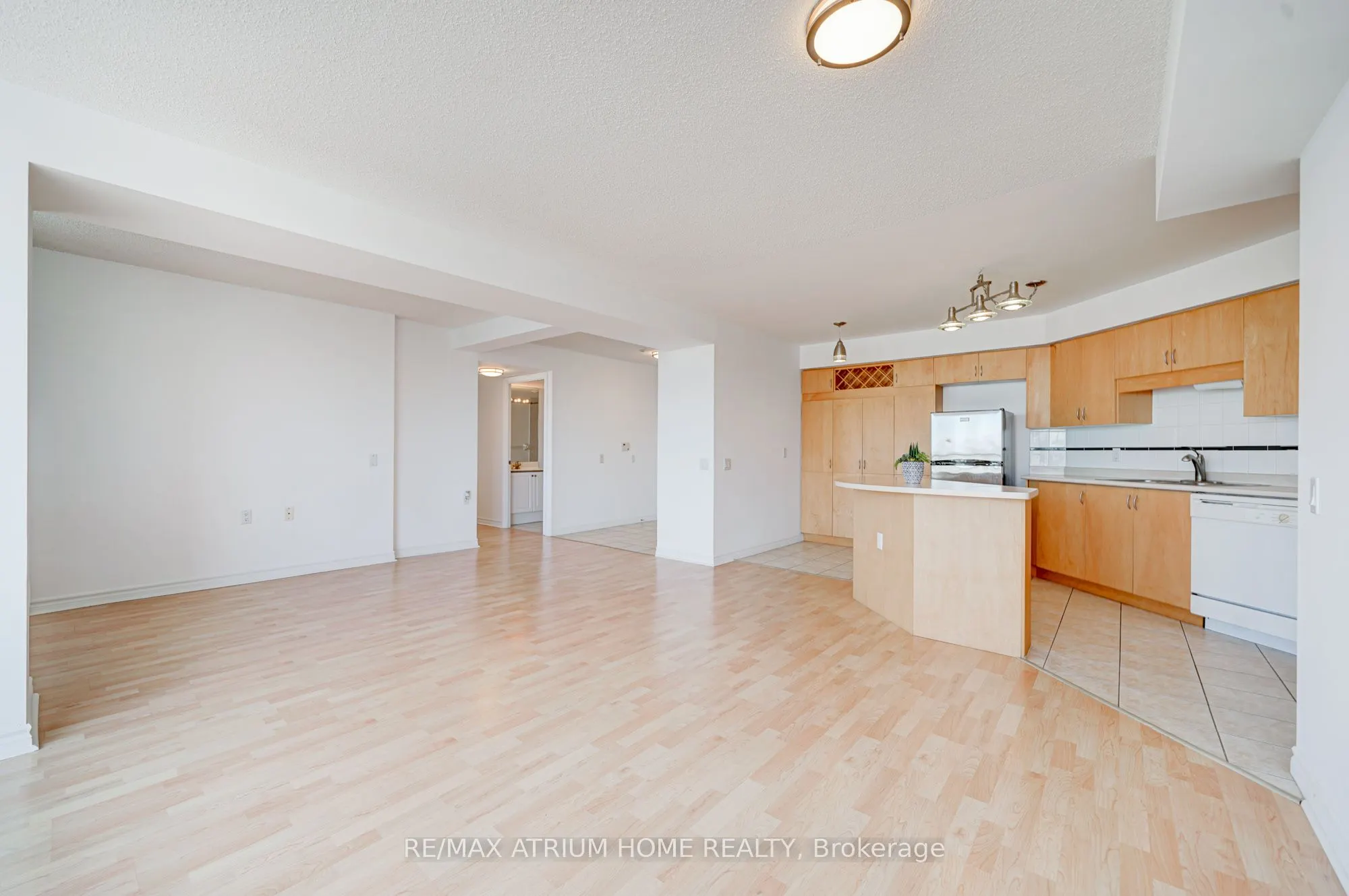 9015 Leslie Street, #910