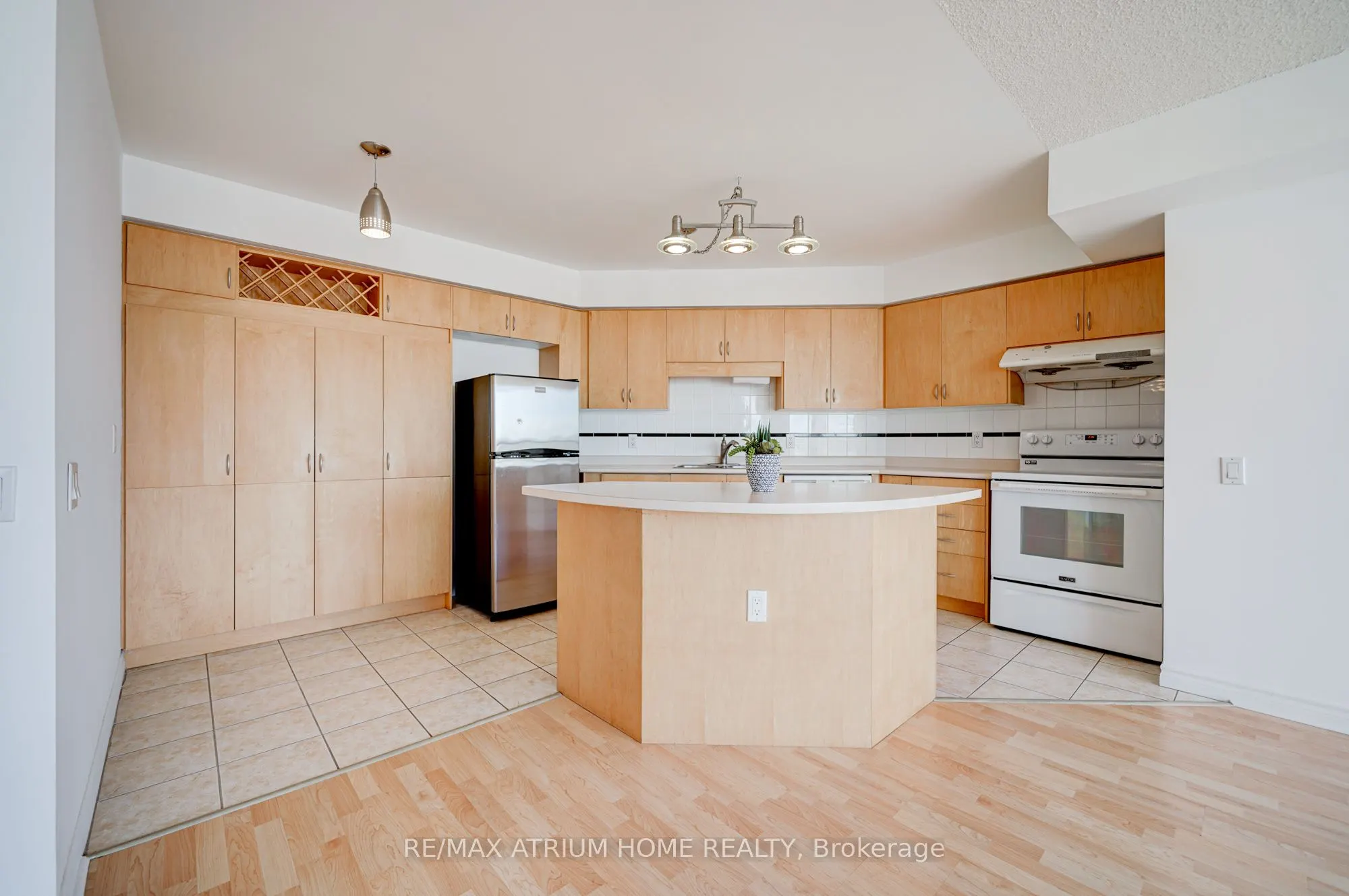 9015 Leslie Street, #910
