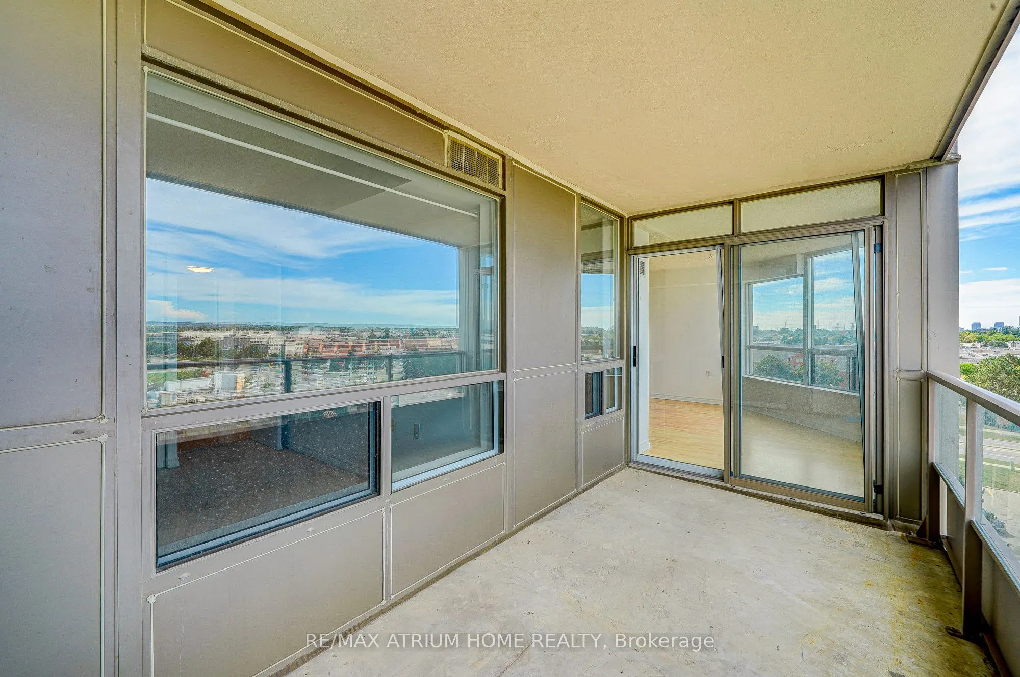 9015 Leslie Street, #910