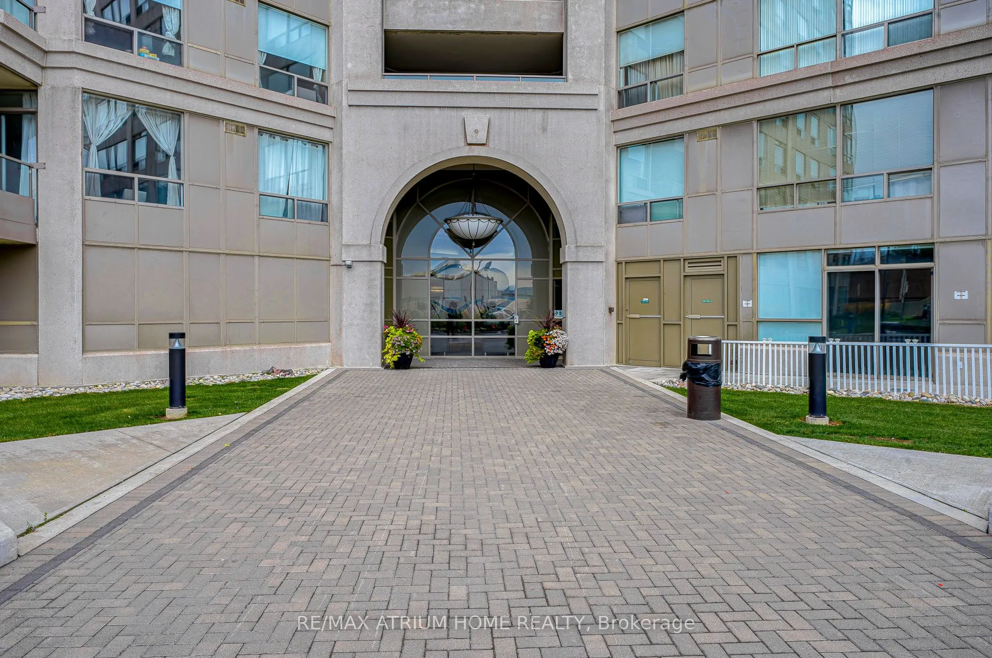9015 Leslie Street, #910