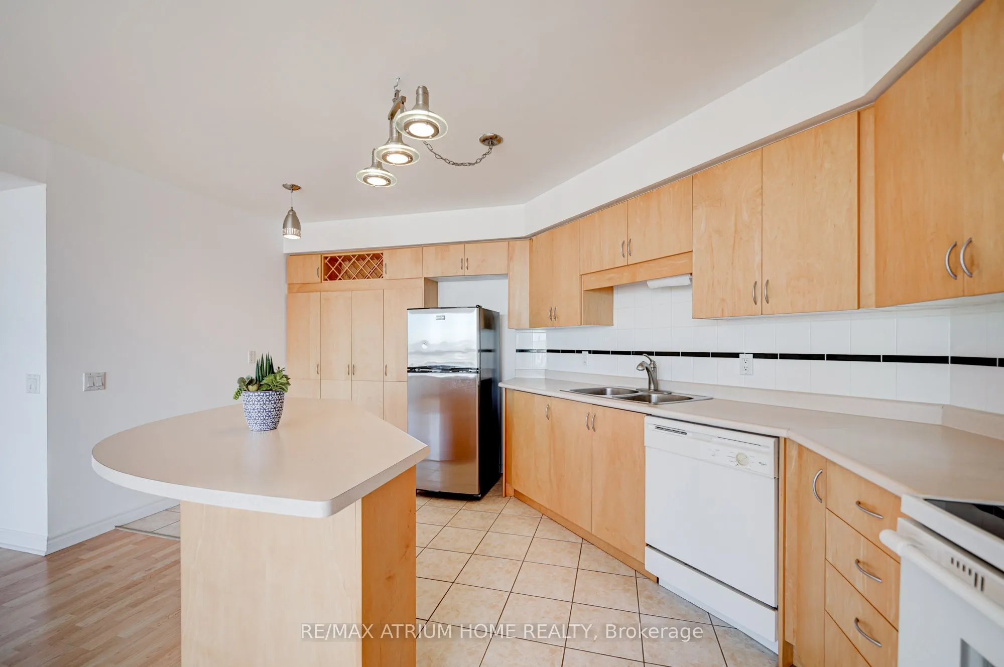 9015 Leslie Street, #910