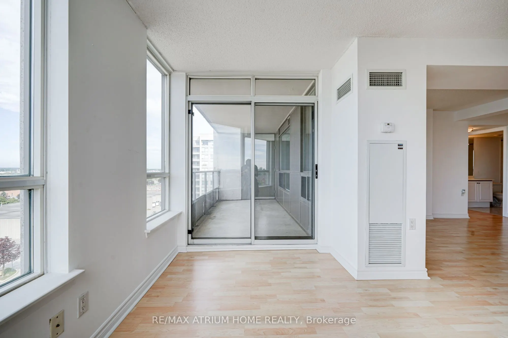 9015 Leslie Street, #910