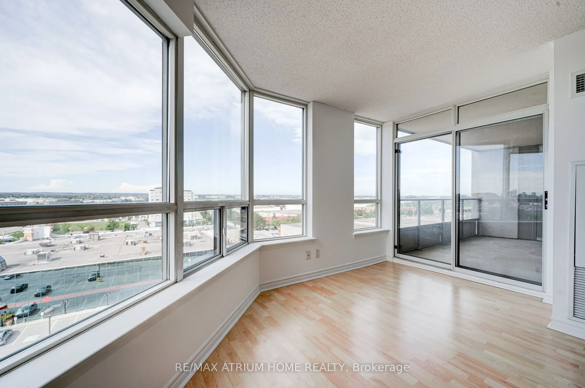 9015 Leslie Street, #910