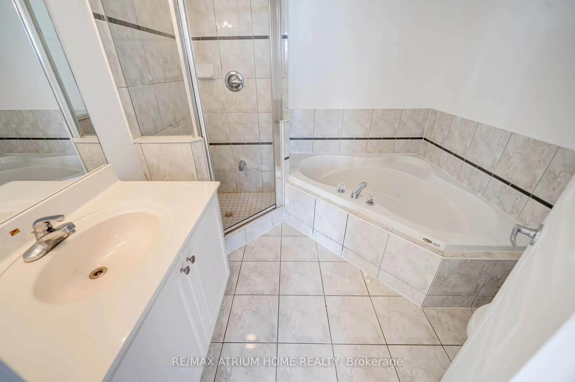 9015 Leslie Street, #910