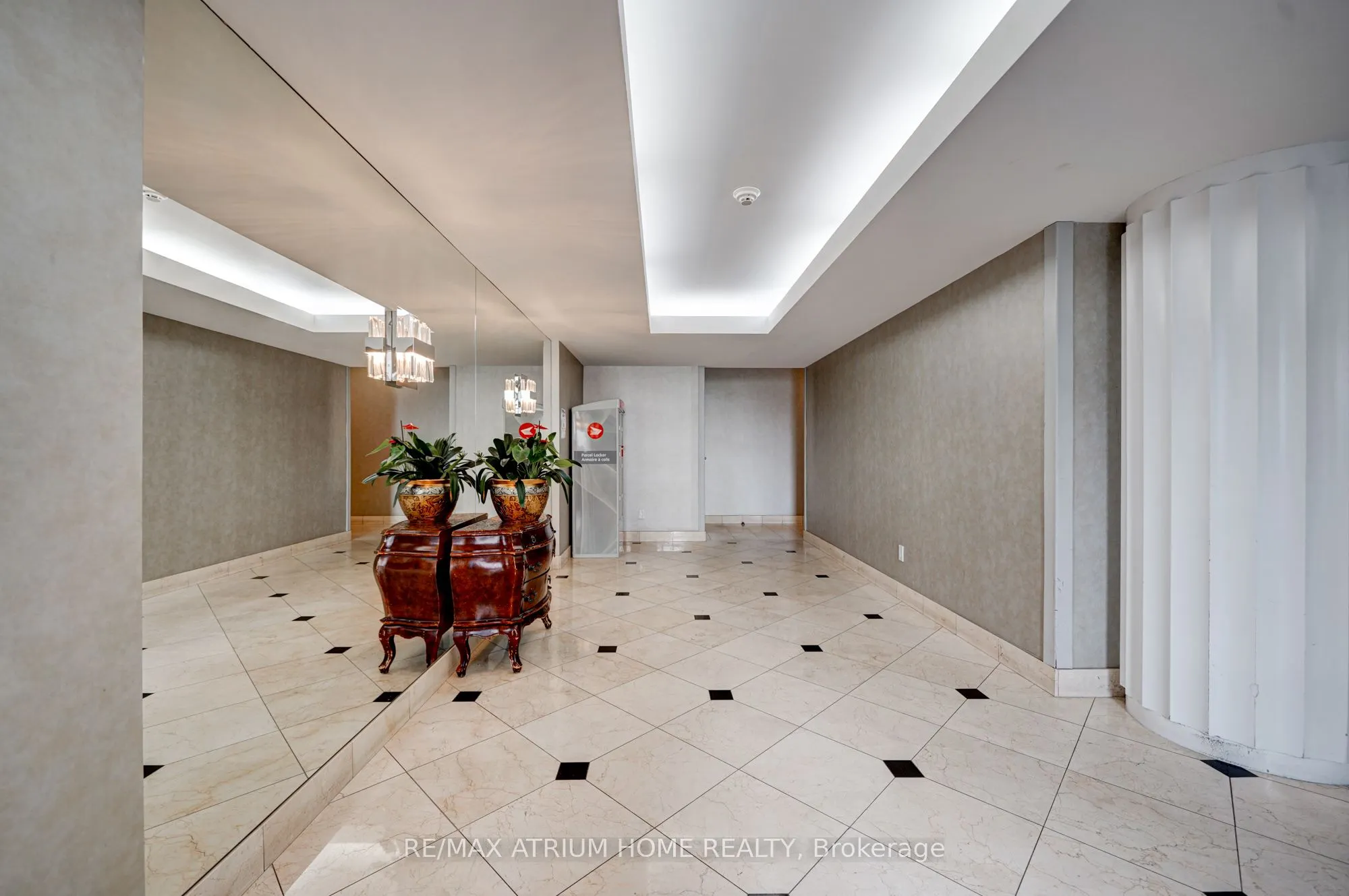 9015 Leslie Street, #910