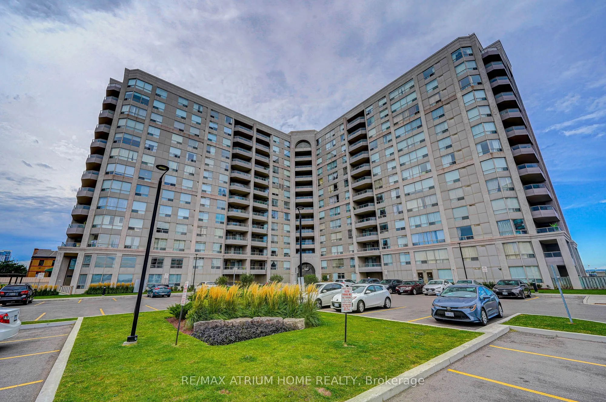 9015 Leslie Street, #910