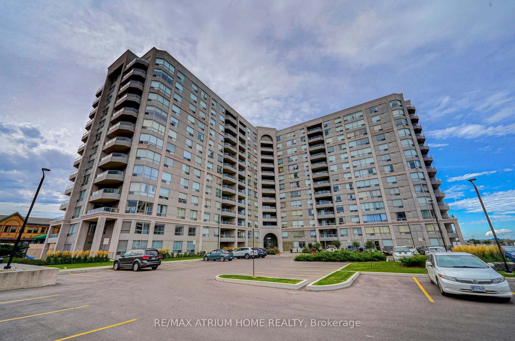 9015 Leslie Street, #910