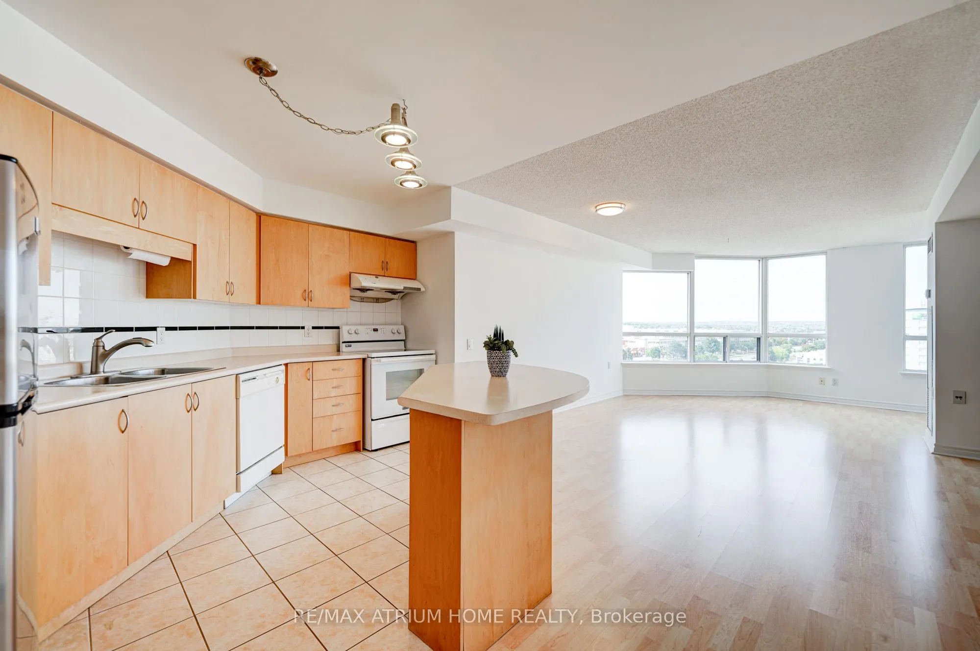 9015 Leslie Street, #910