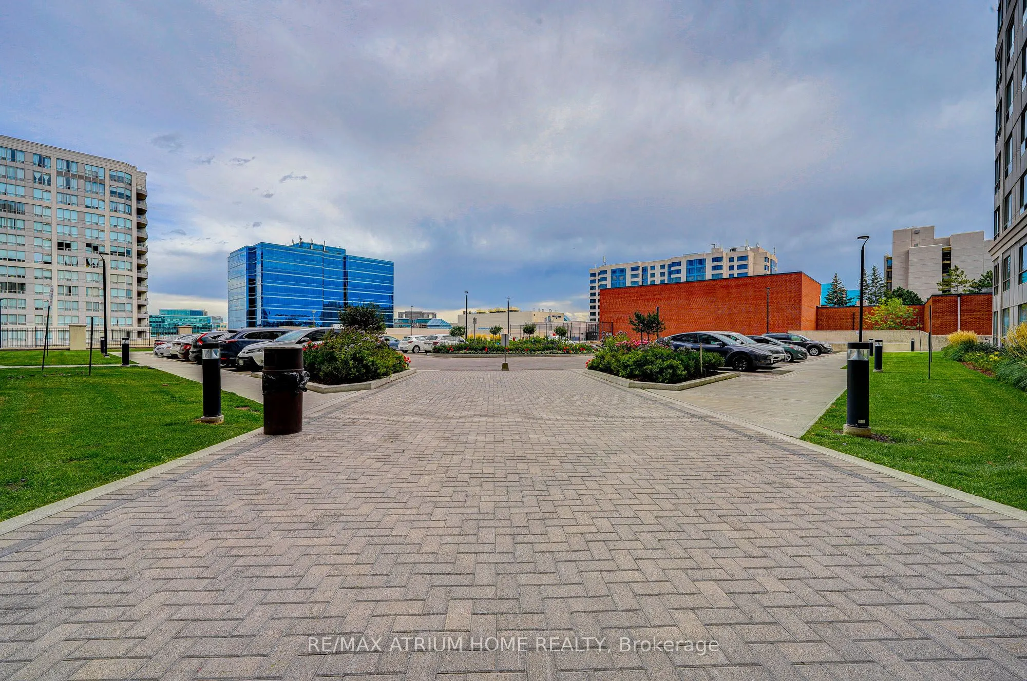 9015 Leslie Street, #910