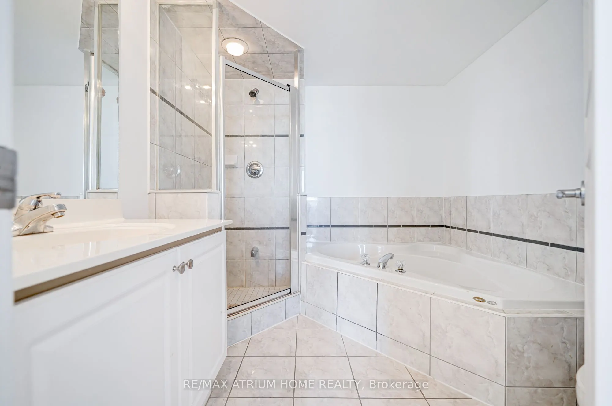 9015 Leslie Street, #910