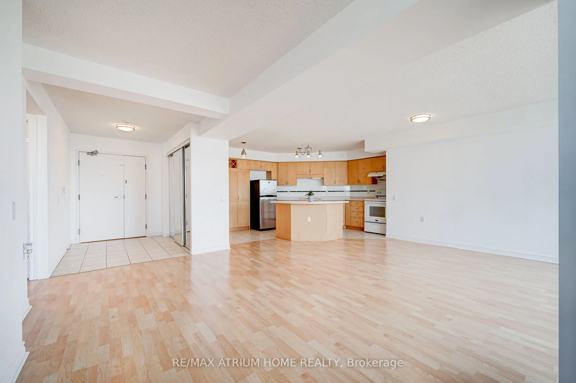 9015 Leslie Street, #910