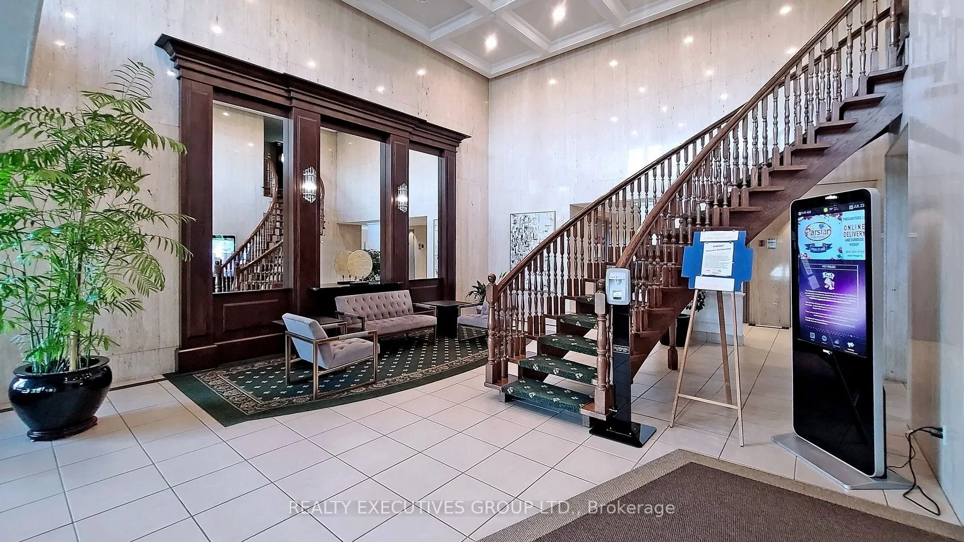 8111 Yonge Street, #1807