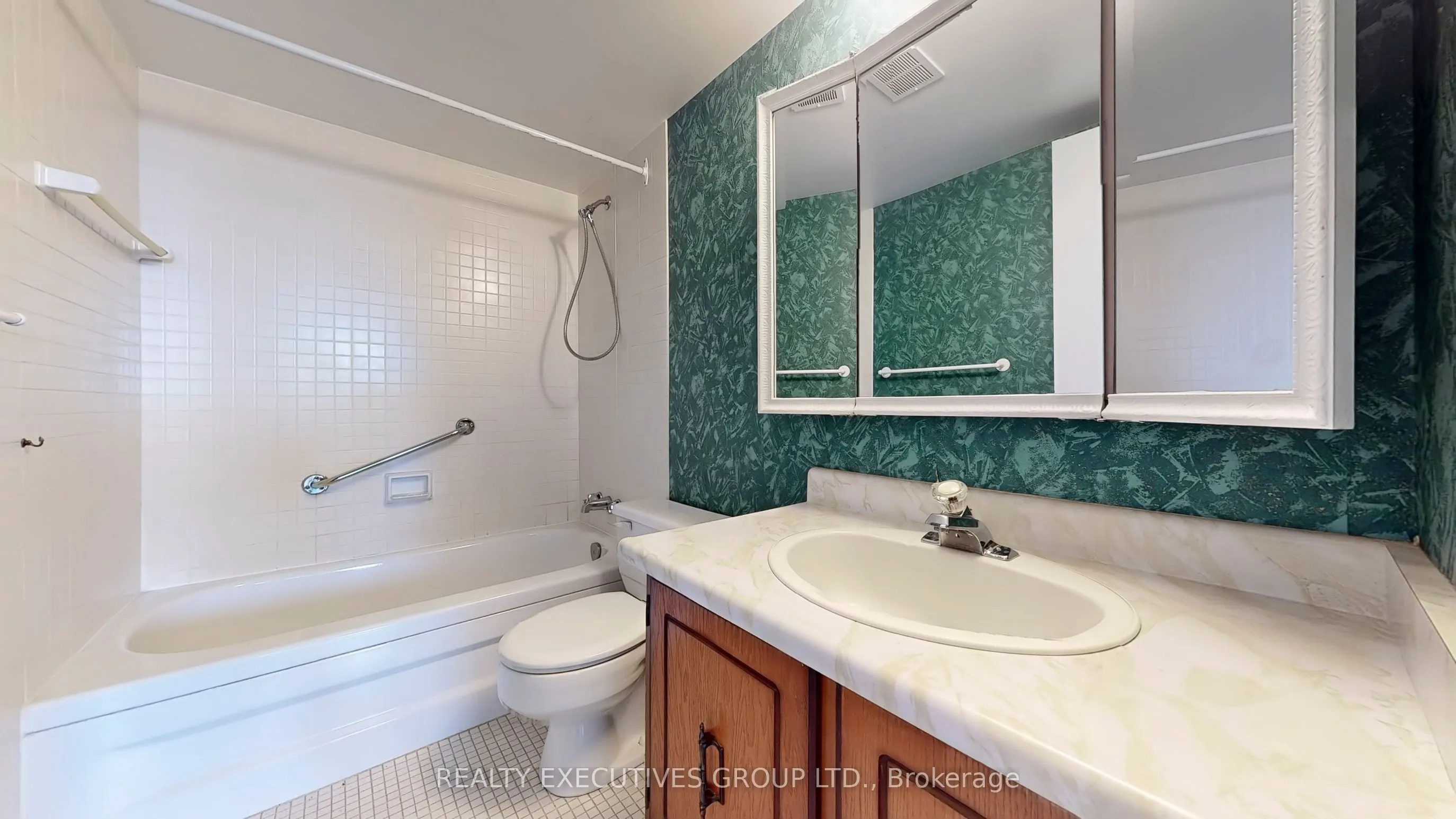8111 Yonge Street, #1807