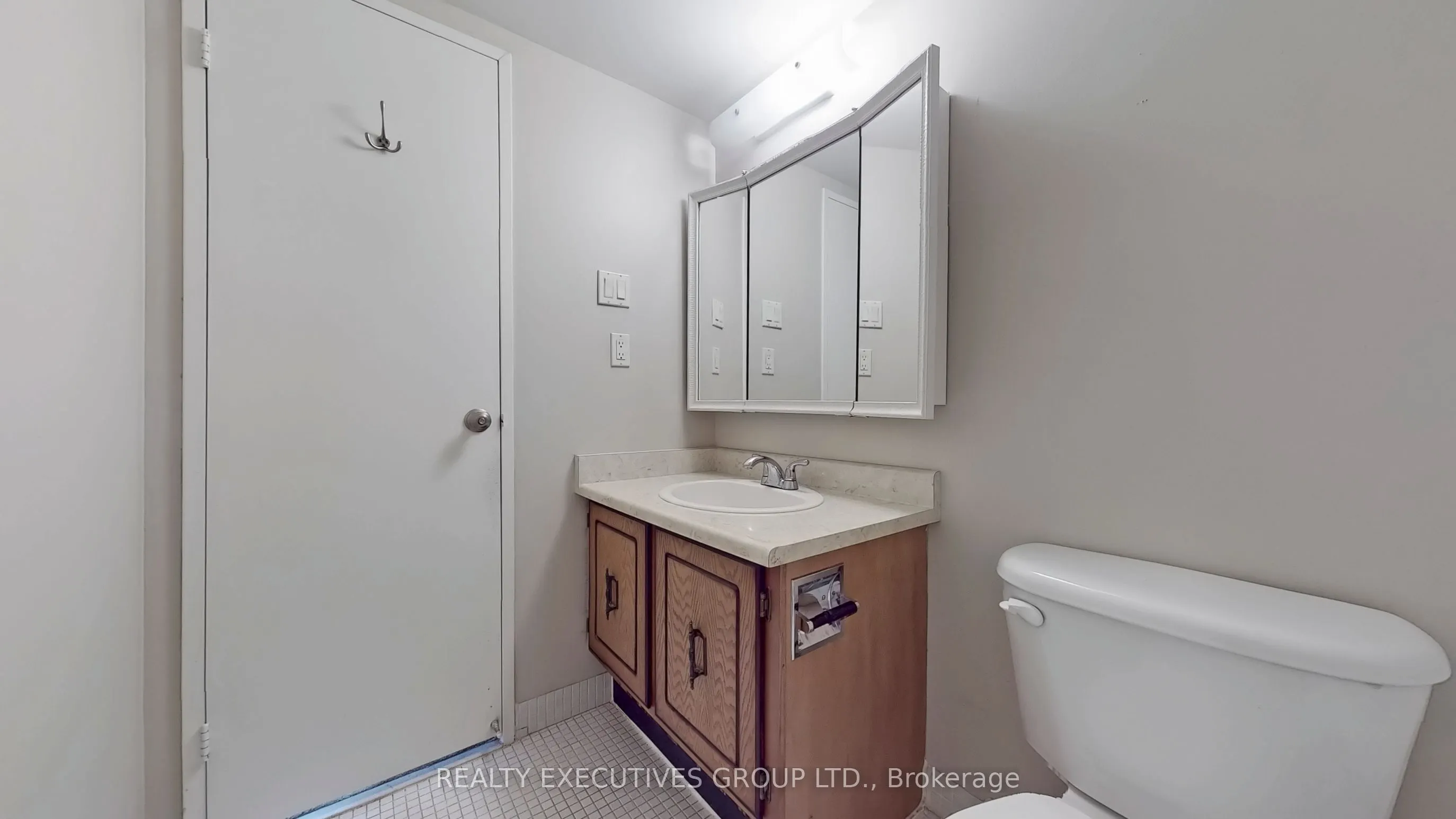 8111 Yonge Street, #1807