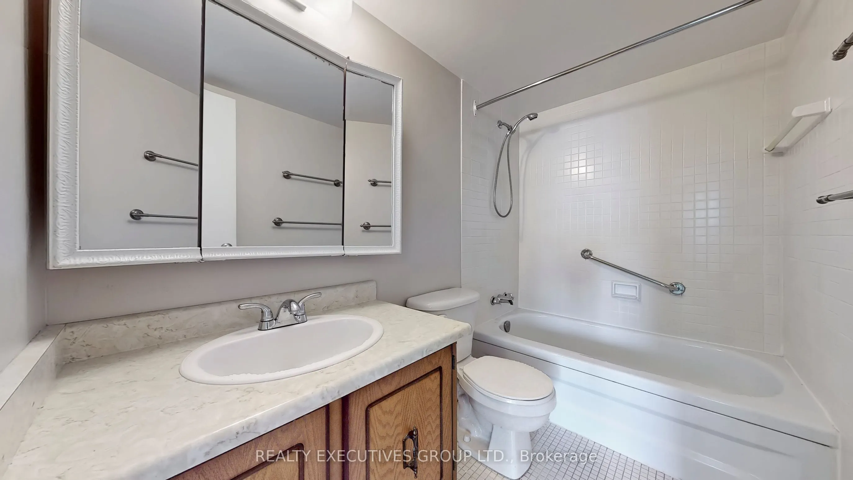 8111 Yonge Street, #1807