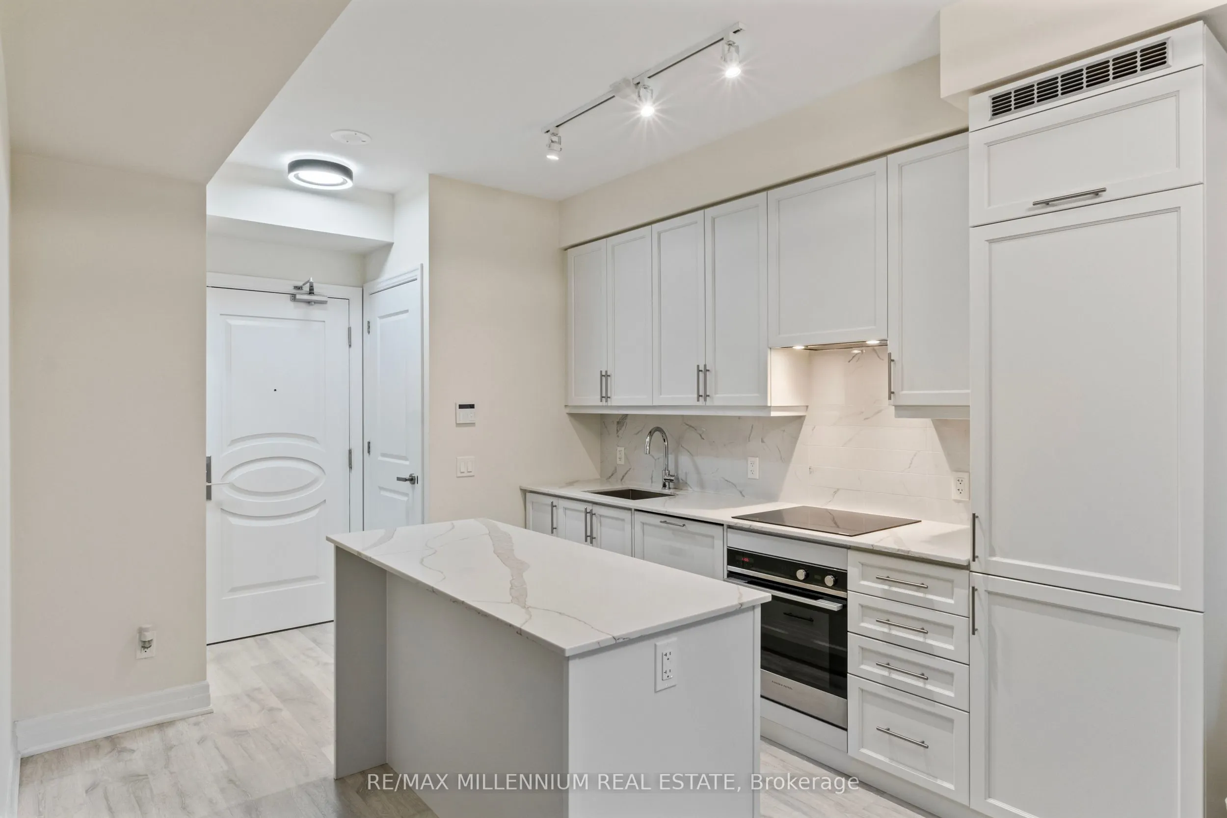 9085 Jane Street #811