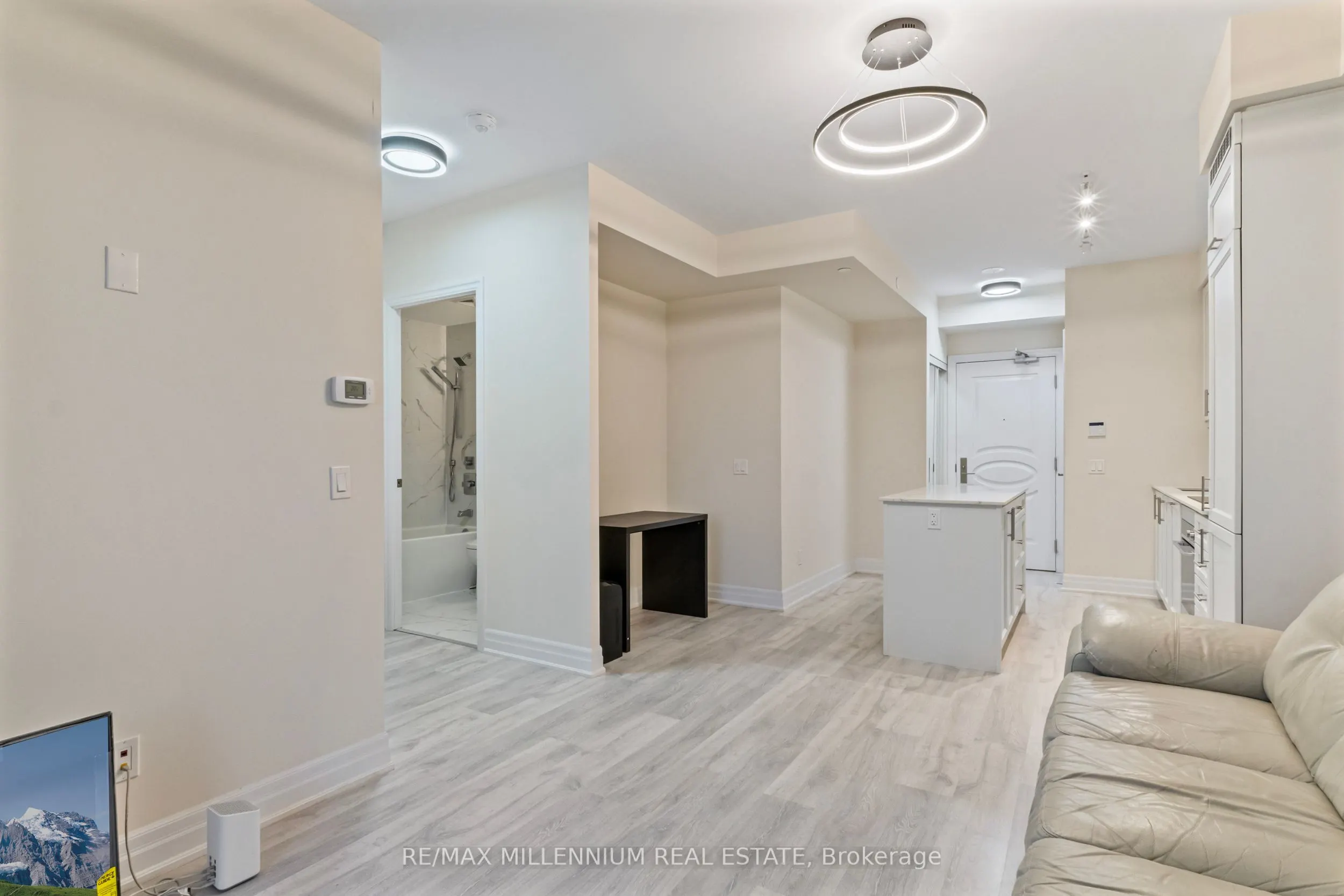 9085 Jane Street #811