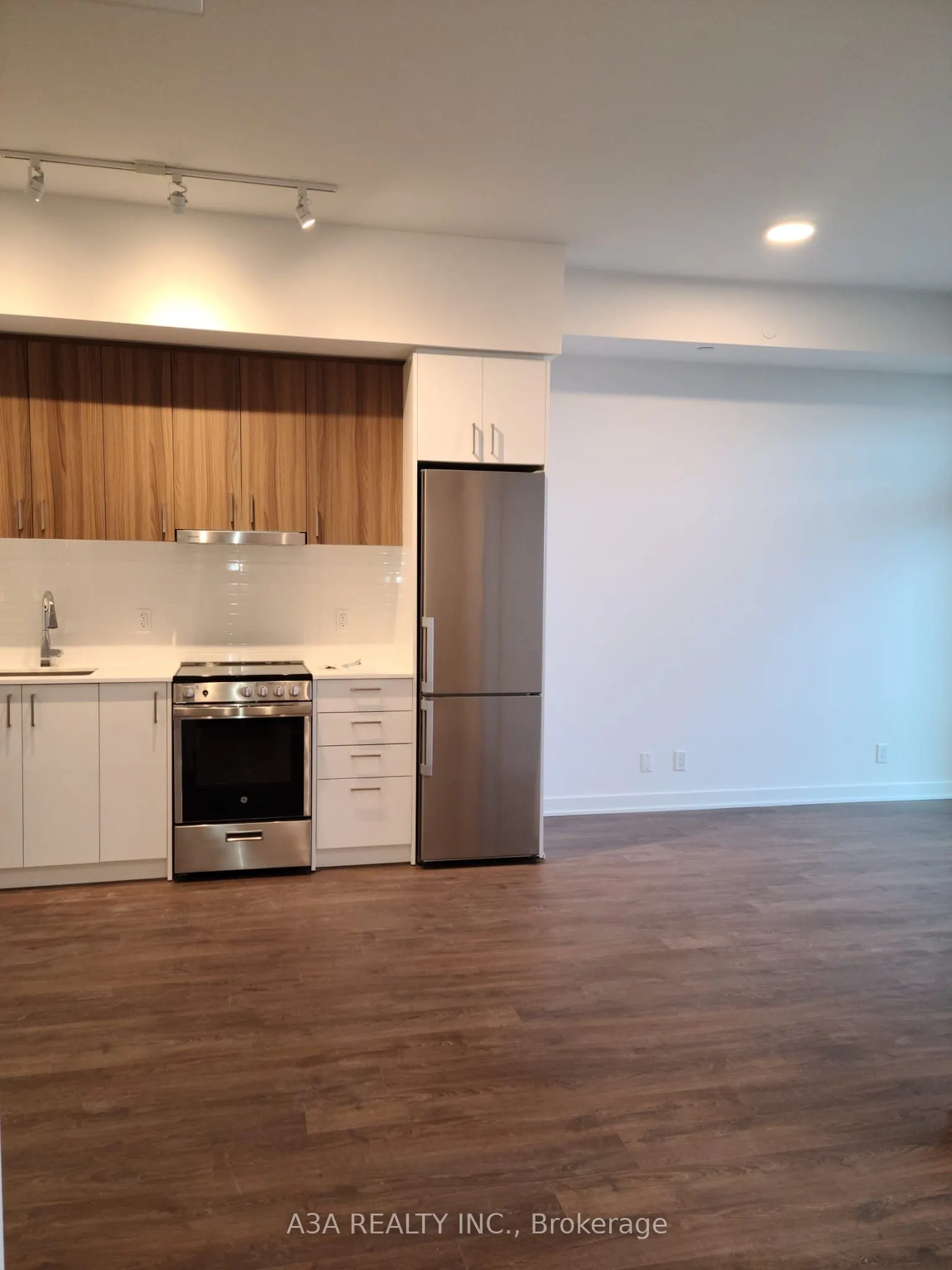 50 Upper Mall Way #2201